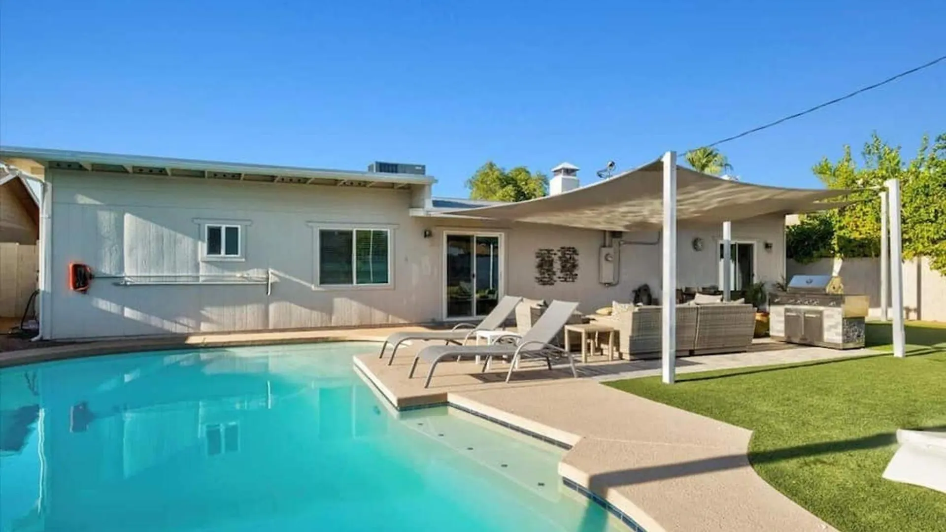 Amazing 4-Bdrm Wbackyard Paradise In سكوتسدايل