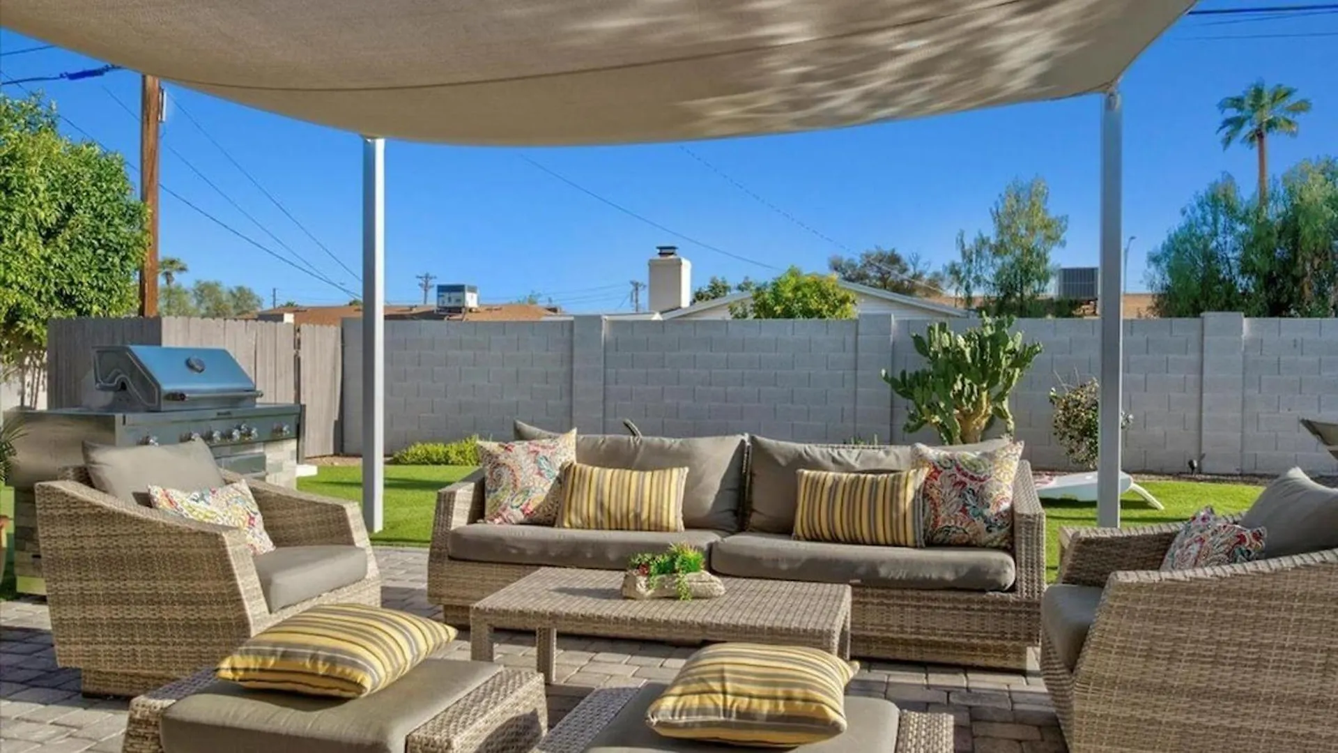 Amazing 4-Bdrm Wbackyard Paradise In سكوتسدايل