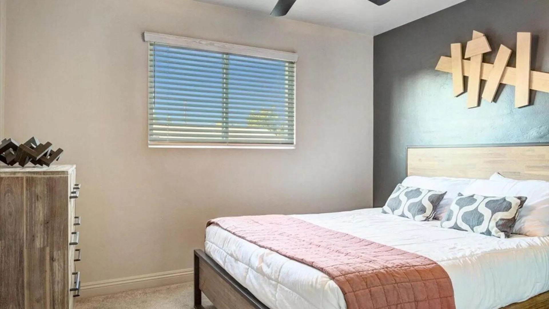 Amazing 4-Bdrm Wbackyard Paradise In سكوتسدايل 0*,